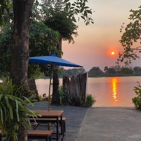 Ruen Thai Ban Rim Nam Kamphaeng Phet Eksteriør billede