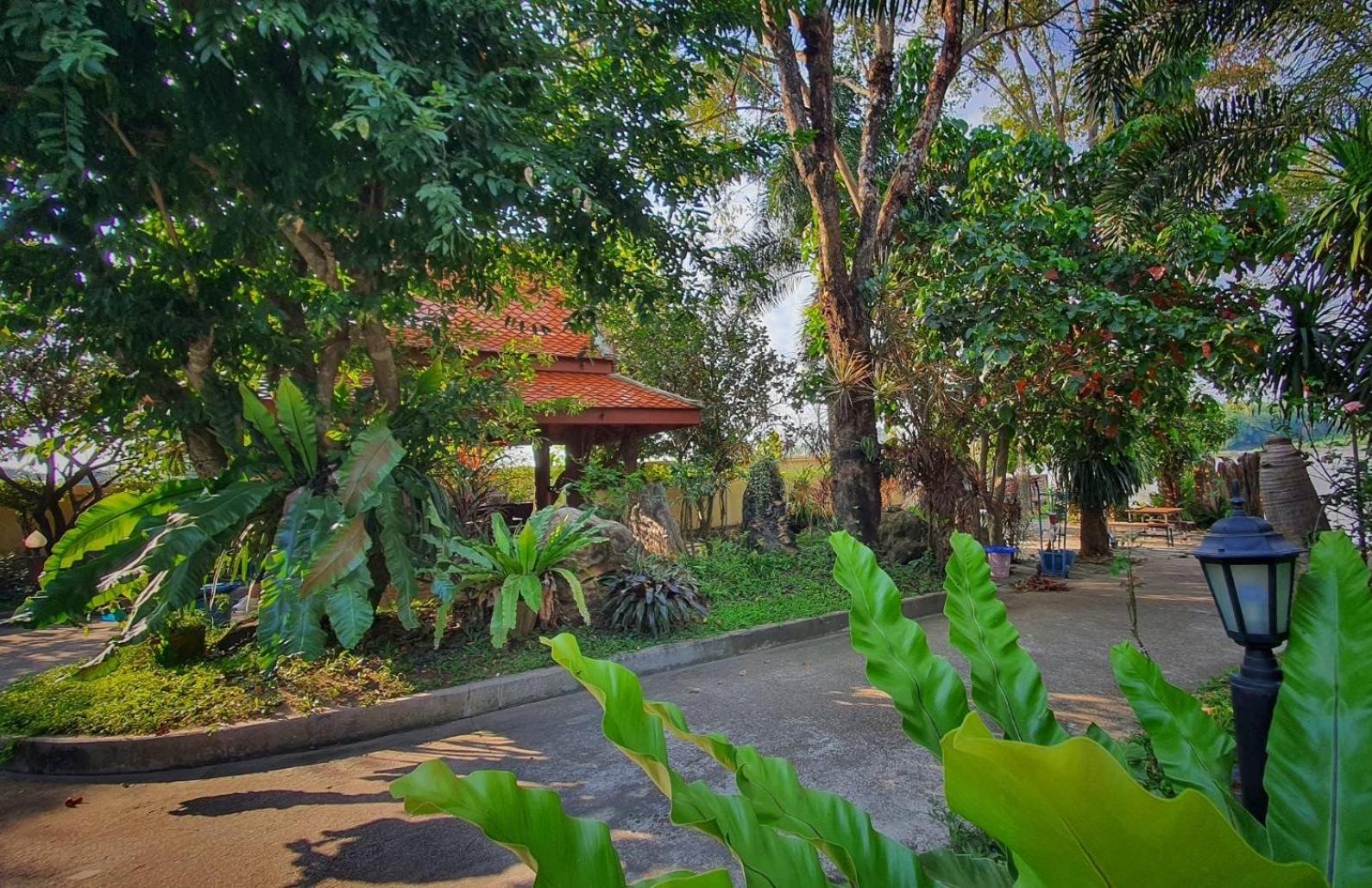 Ruen Thai Ban Rim Nam Kamphaeng Phet Eksteriør billede