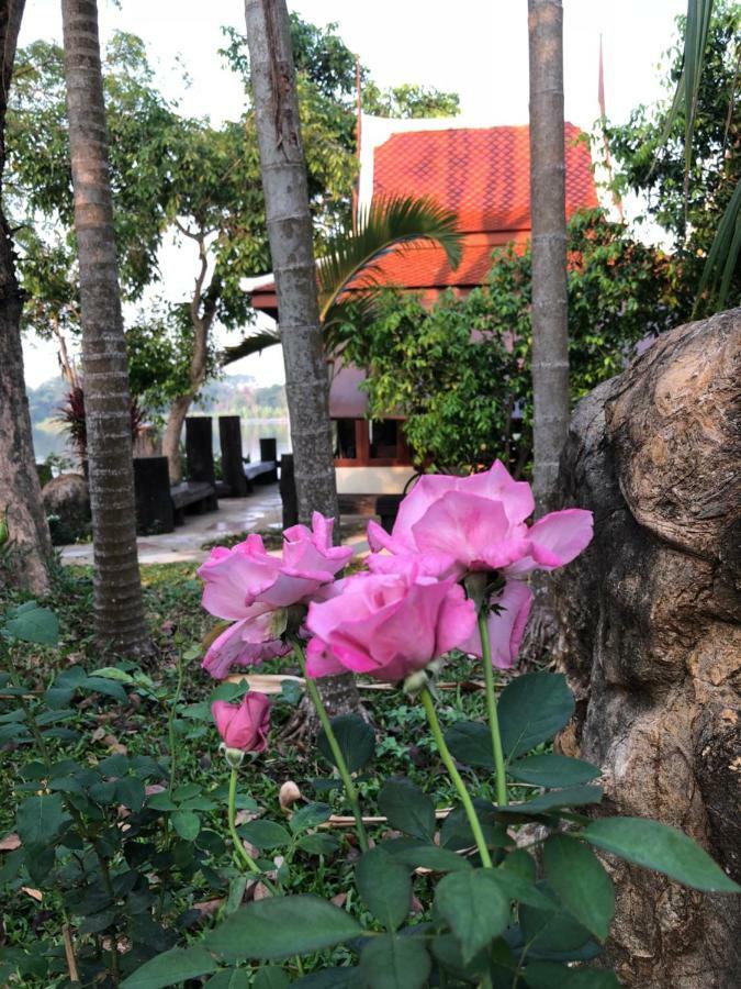 Ruen Thai Ban Rim Nam Kamphaeng Phet Eksteriør billede