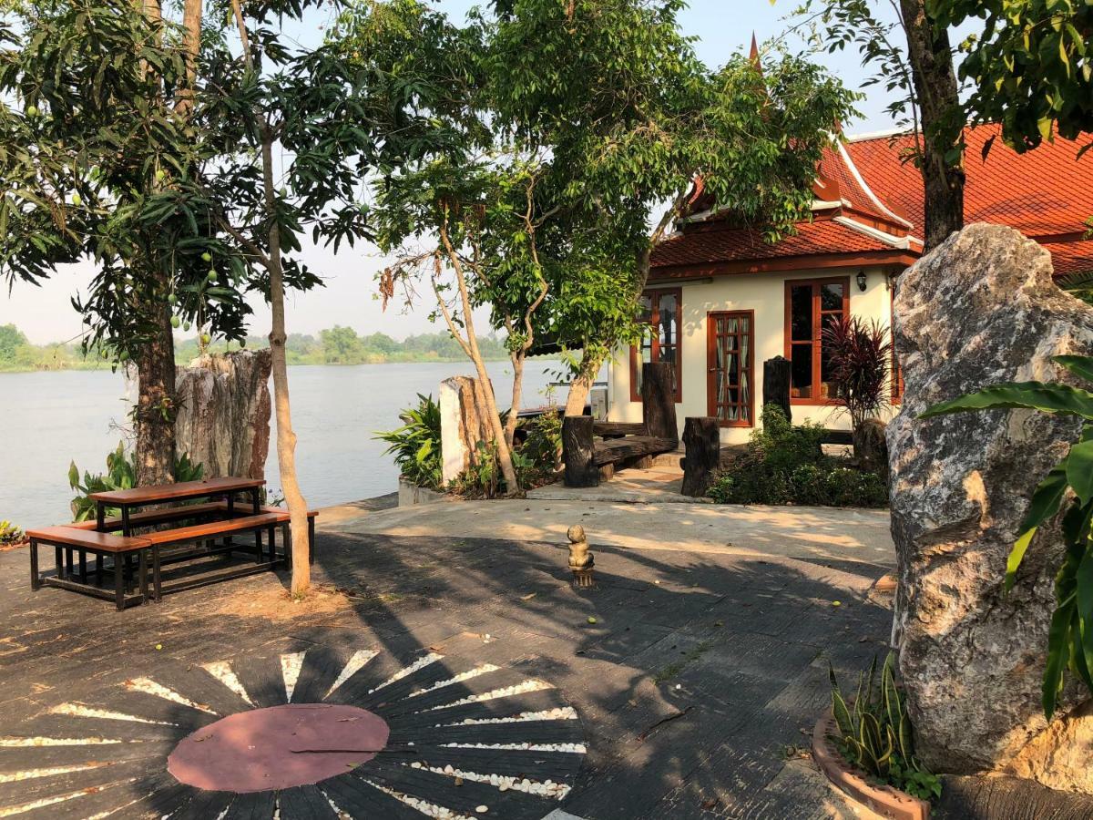 Ruen Thai Ban Rim Nam Kamphaeng Phet Eksteriør billede