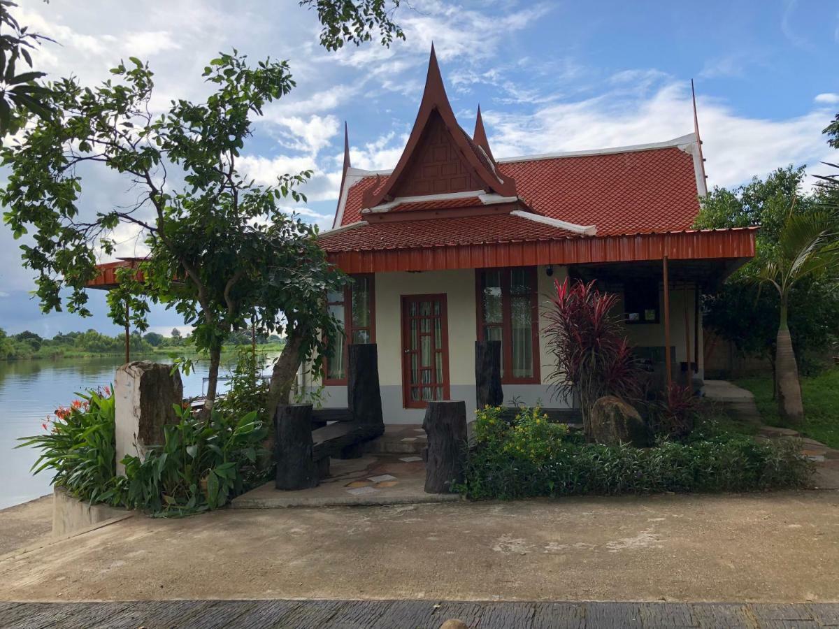 Ruen Thai Ban Rim Nam Kamphaeng Phet Eksteriør billede