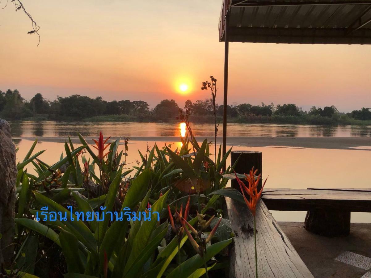 Ruen Thai Ban Rim Nam Kamphaeng Phet Eksteriør billede