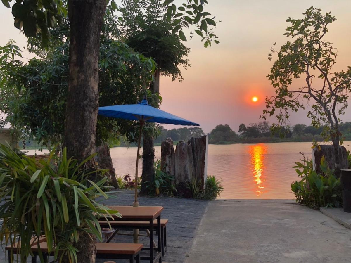 Ruen Thai Ban Rim Nam Kamphaeng Phet Eksteriør billede